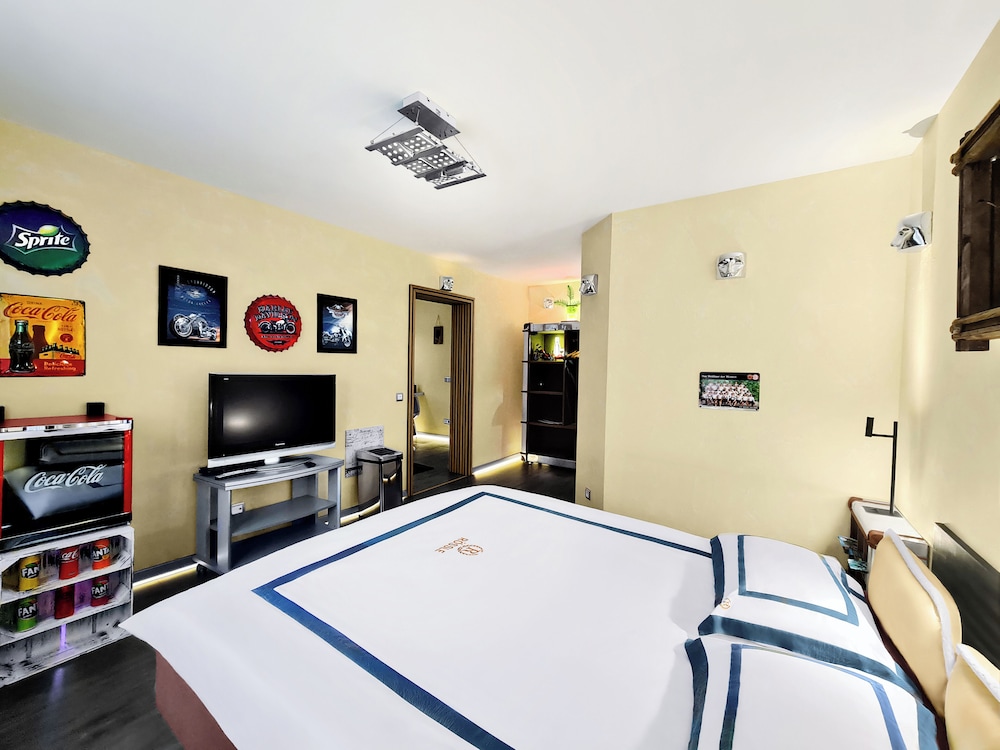 Family Room, 3 Bedrooms photo 1