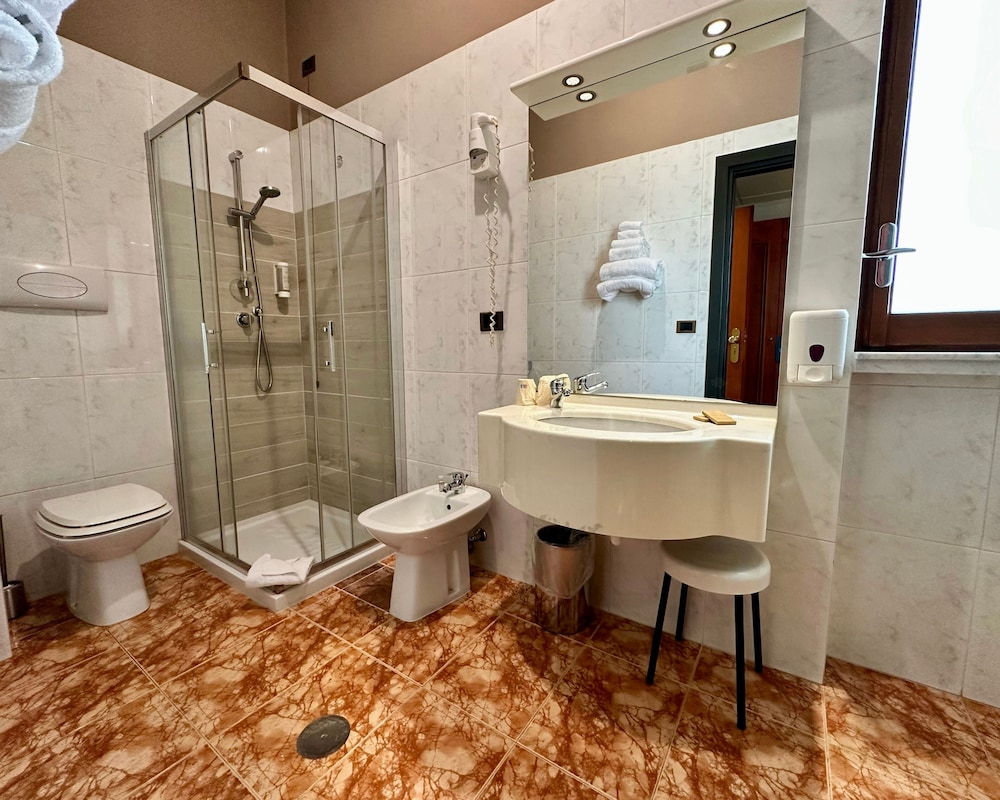 Standard Double or Twin Room - Photo 10