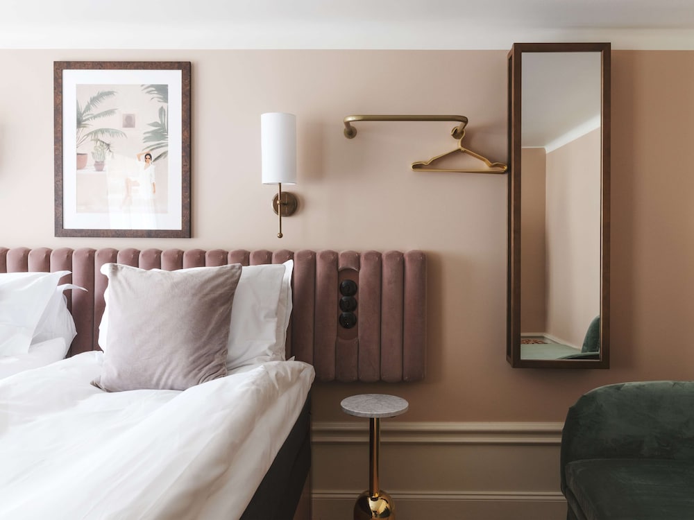 Deluxe Room, 1 King Bed, Non Smoking (with Sofabed) - Photo 7