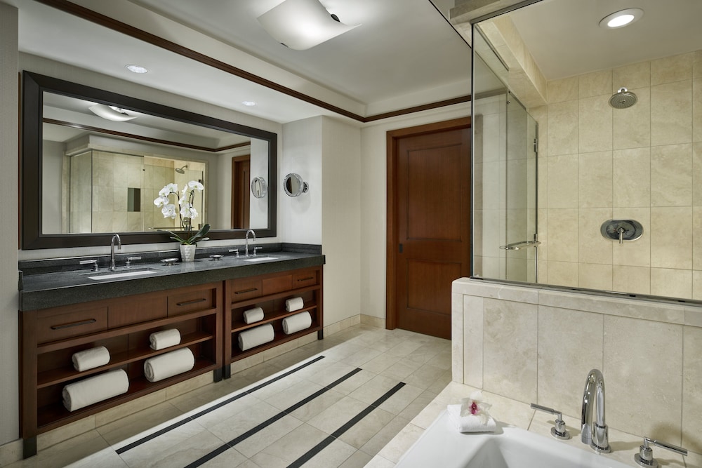 Suite, 1 King Bed with Sofa bed (Mobility Accessible, Tub) - Photo 4
