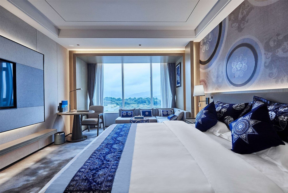 Deluxe Suite, 1 King Bed, Non Smoking photo 1