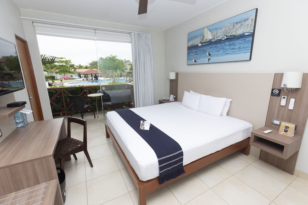 Superior Room, 1 Queen Bed, Pool View