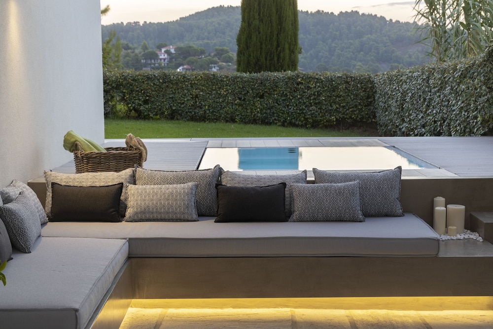 Superior Room, Jetted Tub, Garden Area - Photo 10