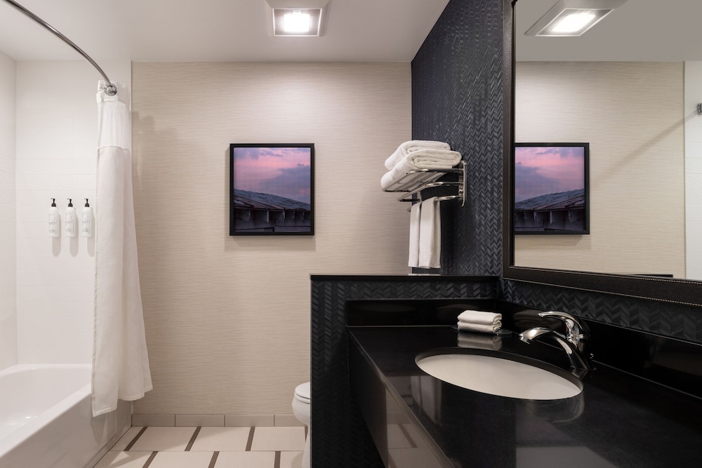 Room, 1 King Bed (Mobility/Hearing Accessible, Tub)