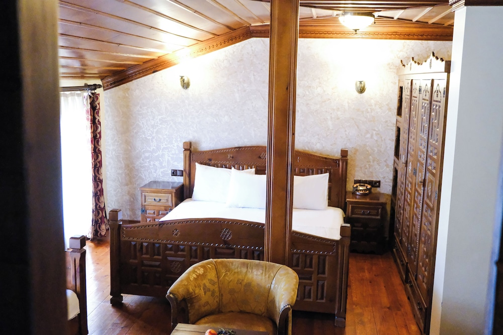 Grand Quadruple Room, City View photo 1