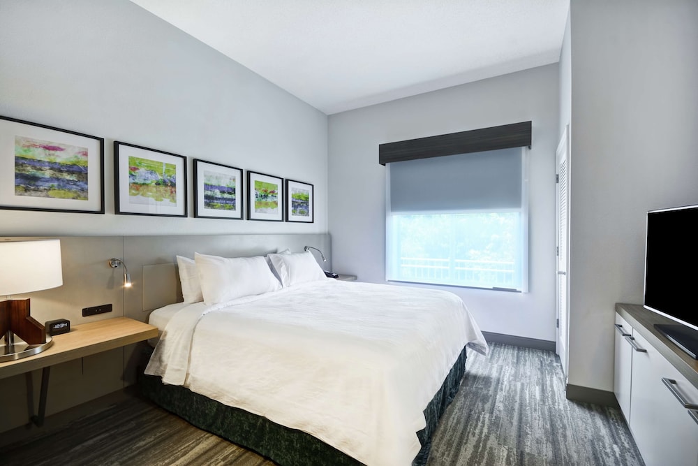 Junior Suite, One King Bed, Accessible - Photo 4