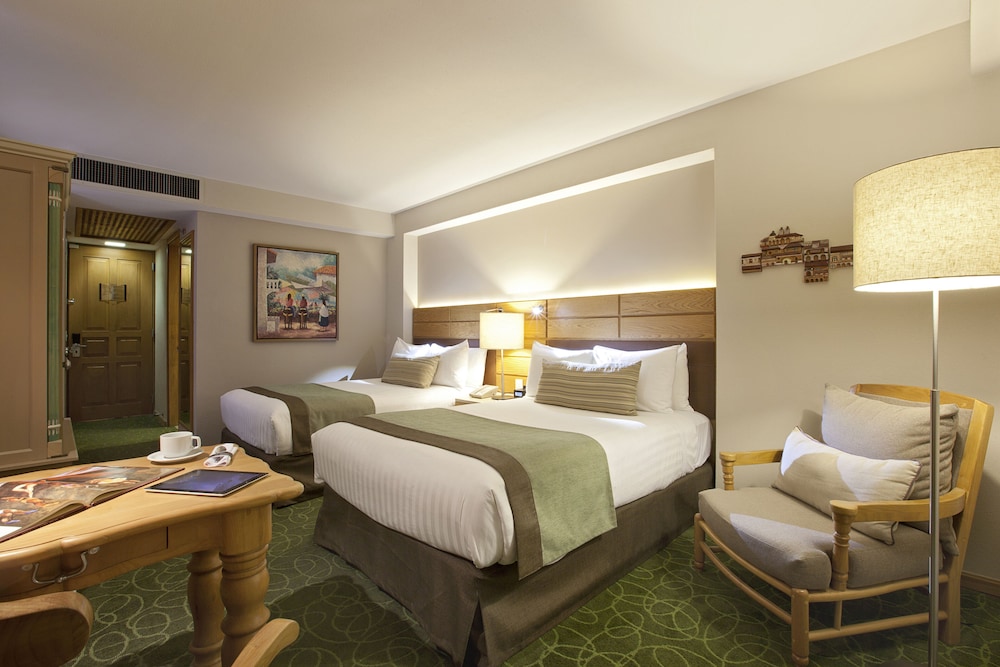 Club Room, 2 Double Beds - Photo 5