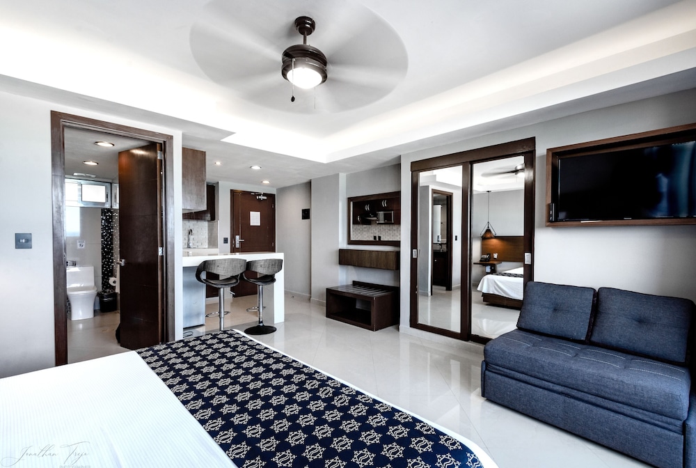 Deluxe Room, 1 King Bed, Kitchenette photo 1