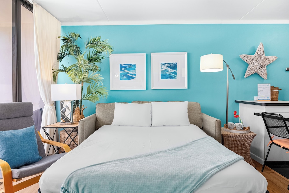Premium Remodeled Condo with Ocean View and Parking: Premium Apartment, 1 King Bed with Sofa bed, Kitchen, Ocean View (0168) photo