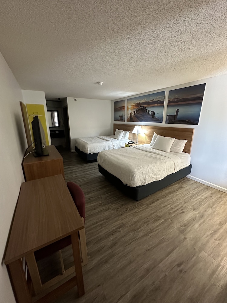 Standard Room, 2 Queen Beds photo 2