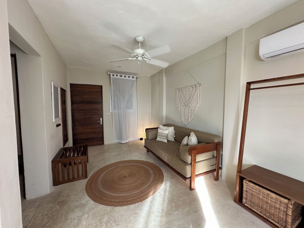 Suite - Photo 11