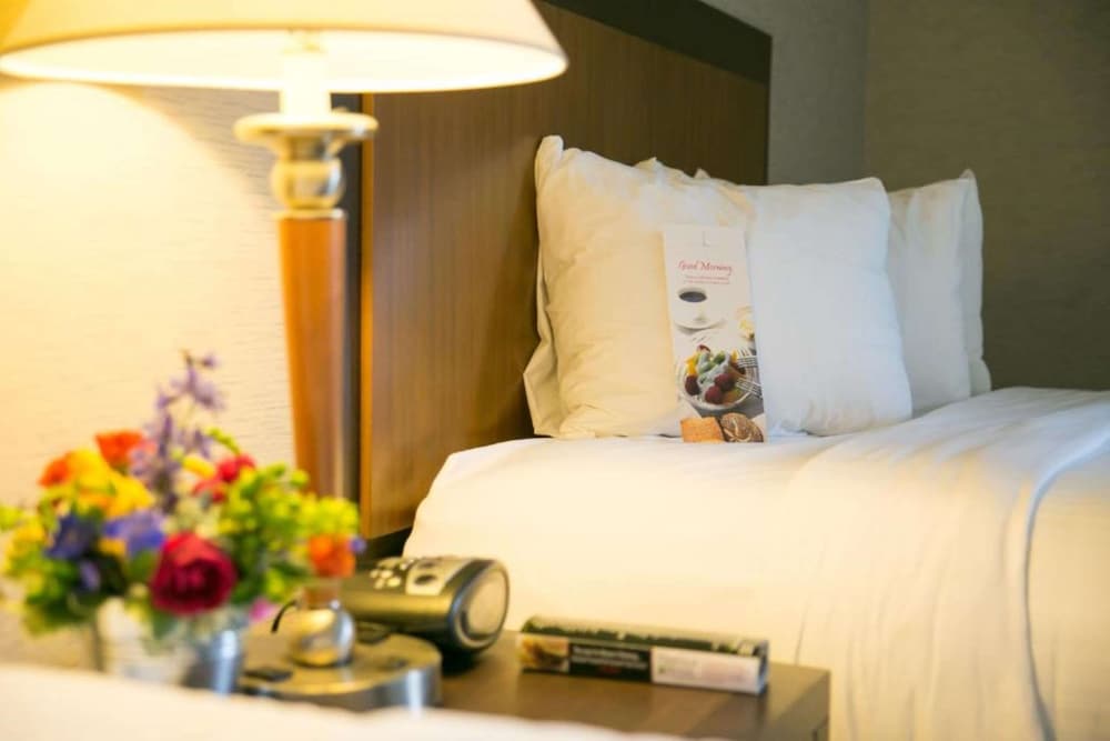 Suite, 1 King Bed, Non Smoking, Refrigerator & Microwave (With Sofabed) photo 3
