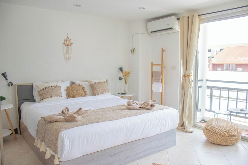 Deluxe Double Room with Bath - Photo 6