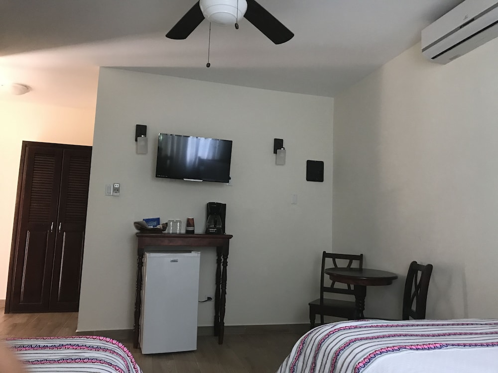 Standard Triple Room, 2 Double Beds, Refrigerator, Courtyard Area photo 2