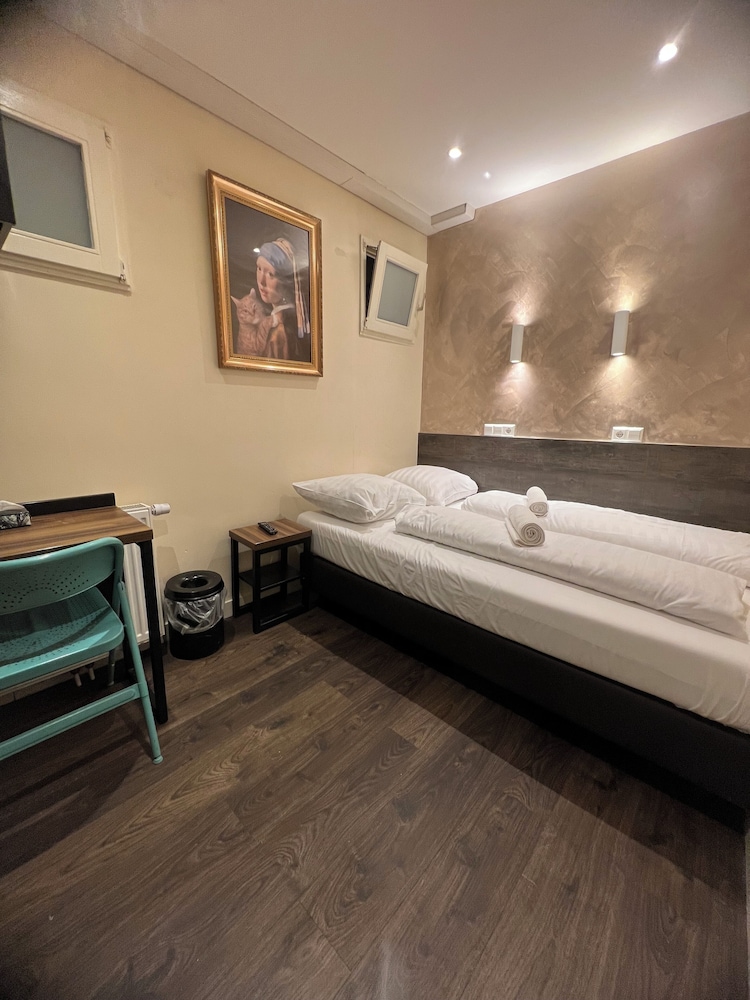 Basic Double Room, 1 Bedroom, Private Bathroom (6 persons) photo 1