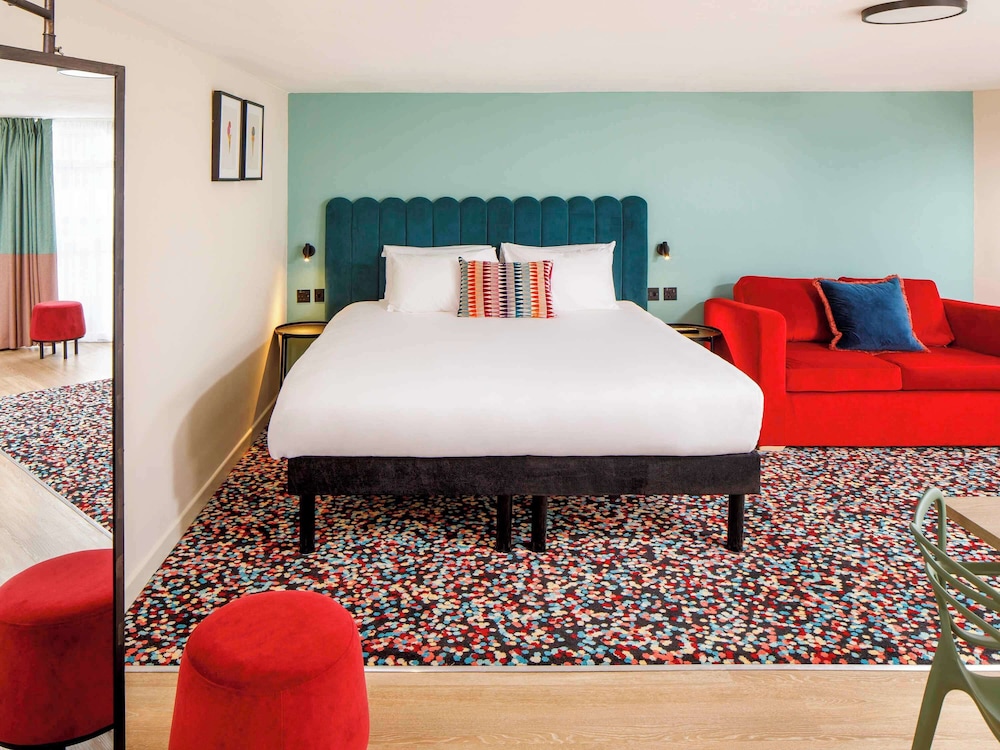 Room, 1 Queen Bed with Sofa bed (The Works) photo 3