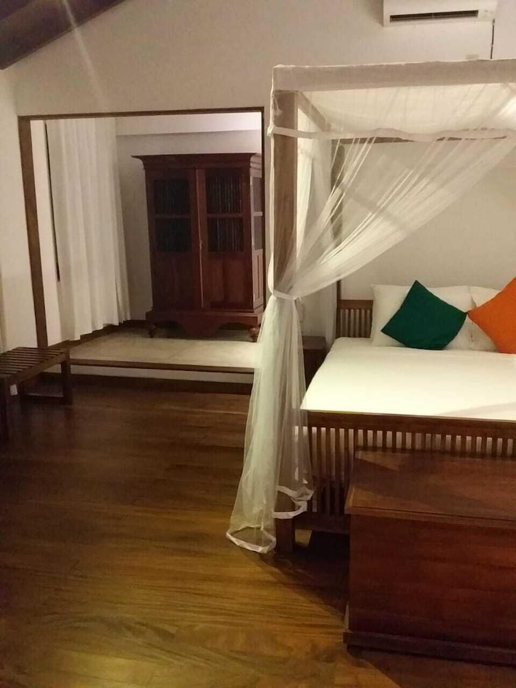 Deluxe Room, 1 King Bed, Non Smoking photo 3