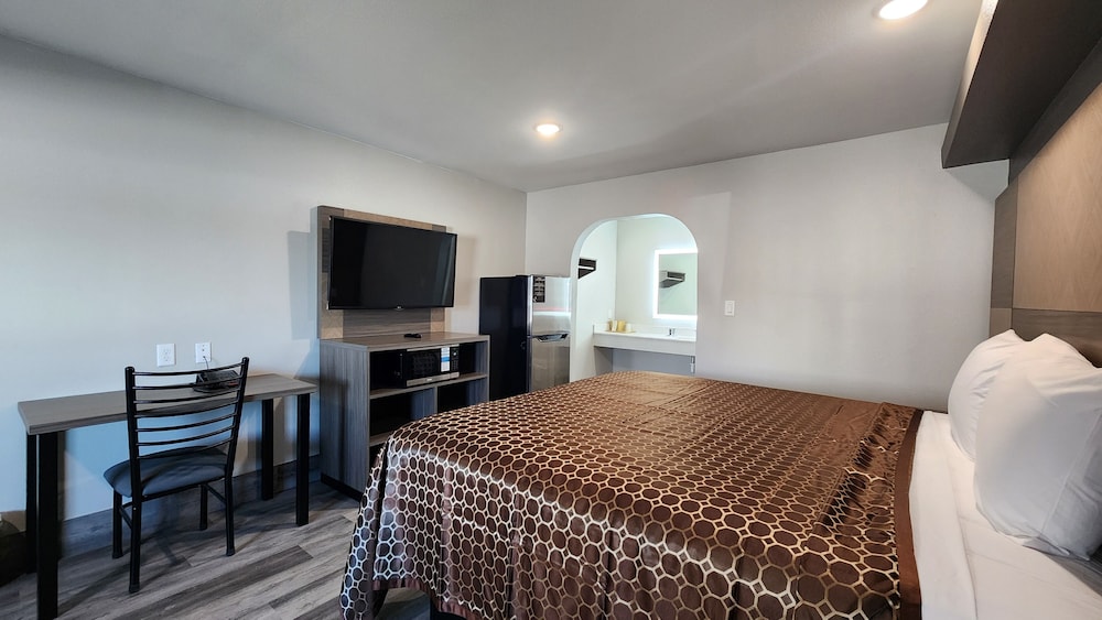 Standard Room, 1 King Bed, Non Smoking, Refrigerator & Microwave
