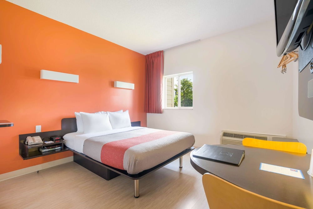 Deluxe Room, 1 Queen Bed, Non Smoking, Kitchenette - Photo 1