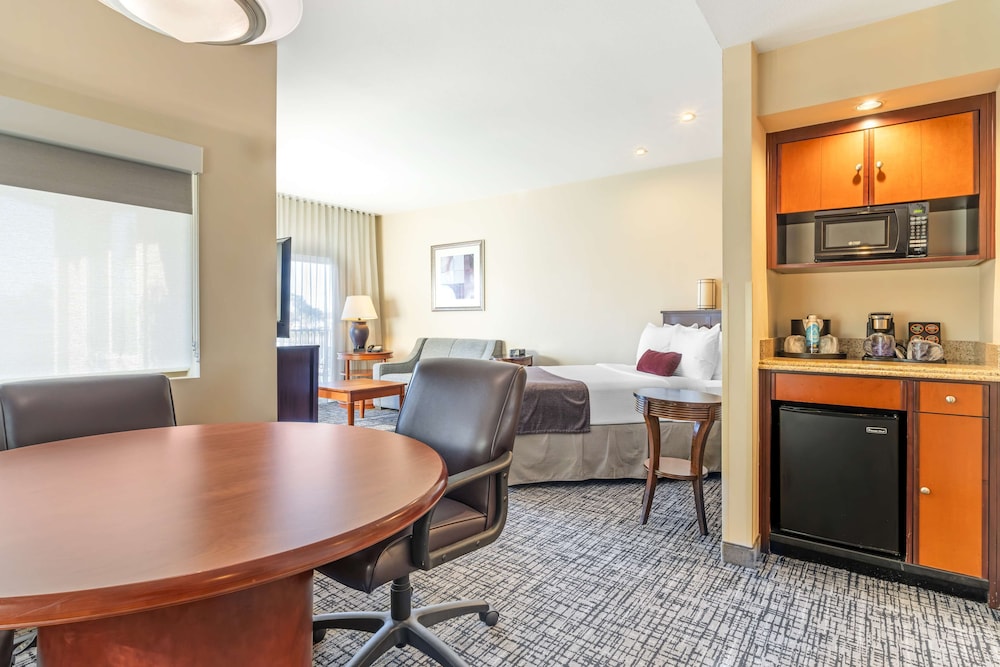 Standard Room, 1 Queen Bed, Balcony photo 1