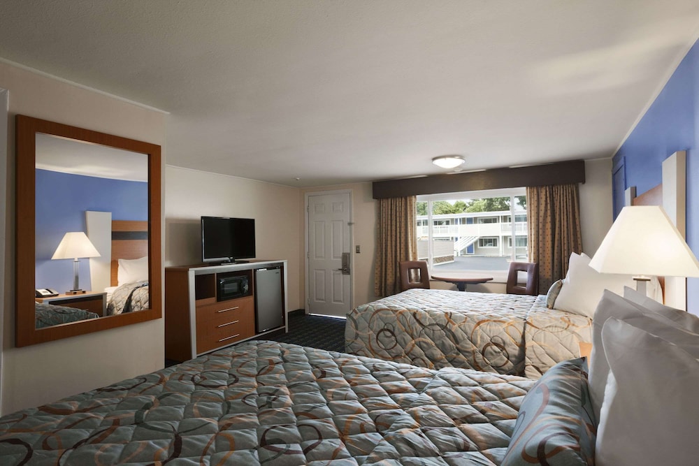 Room, 2 Double Beds, Non Smoking - Photo 2