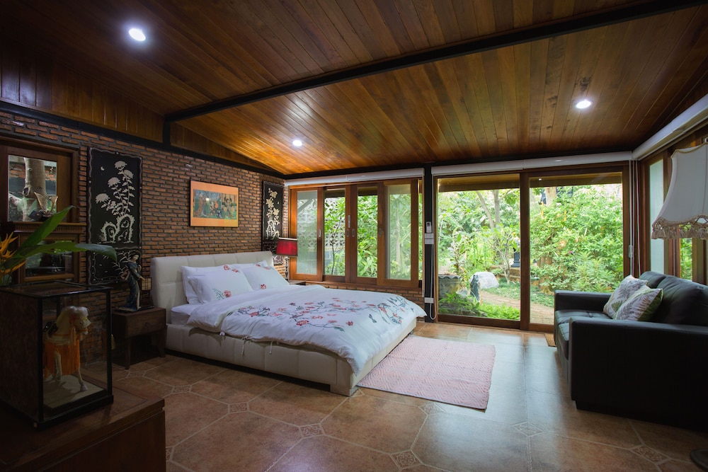 Japanese Villa With Garden View