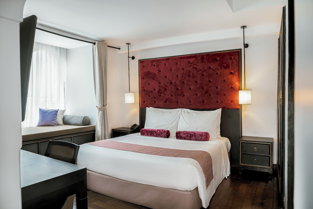 Presidential Pool Suite - A bottle of wine and High Tea
