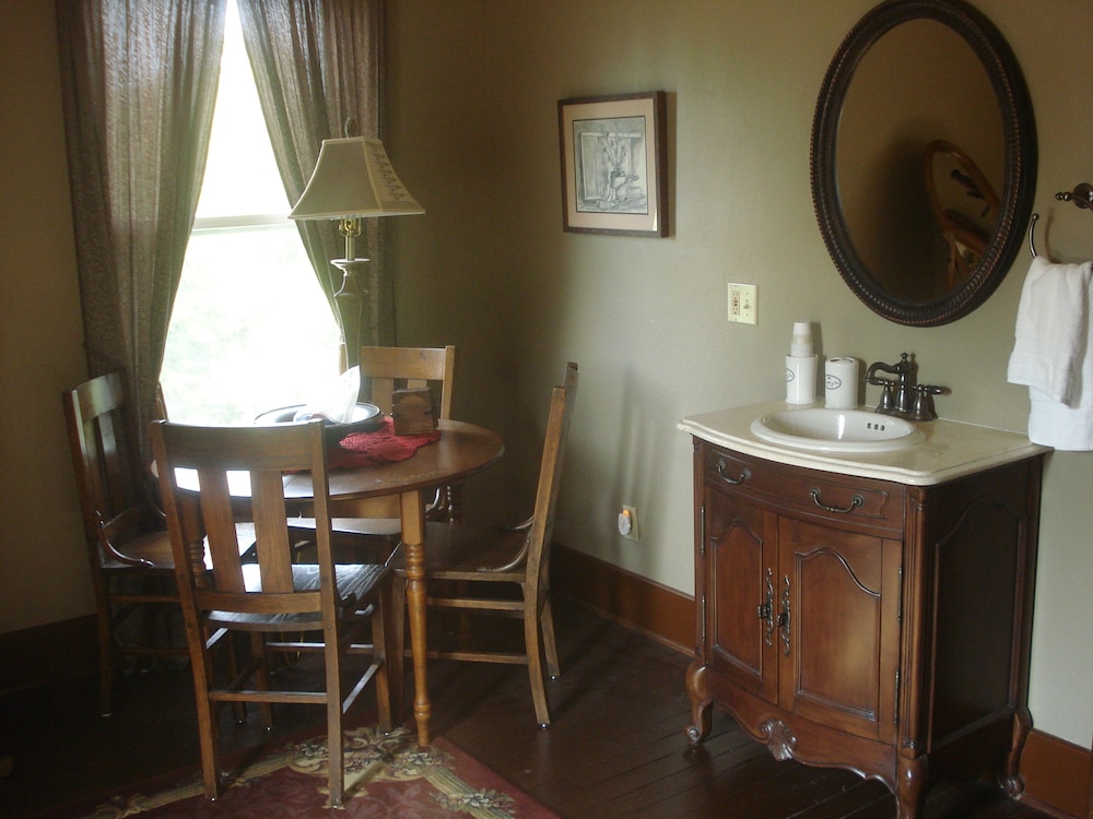 Classic Room, 1 Queen Bed, Courtyard View photo 2