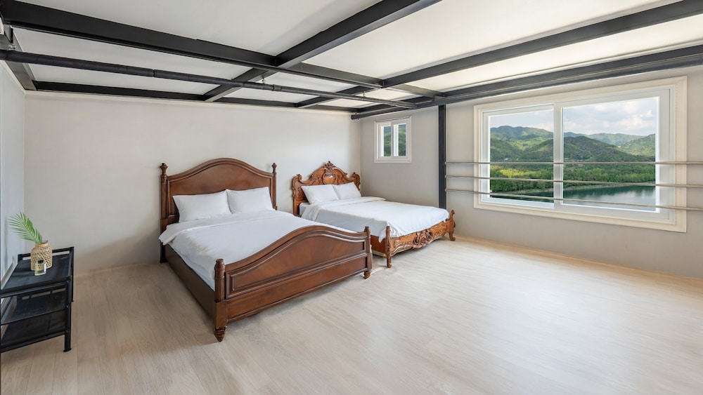 Basic Room, 1 Bedroom (group room 1(River View))
