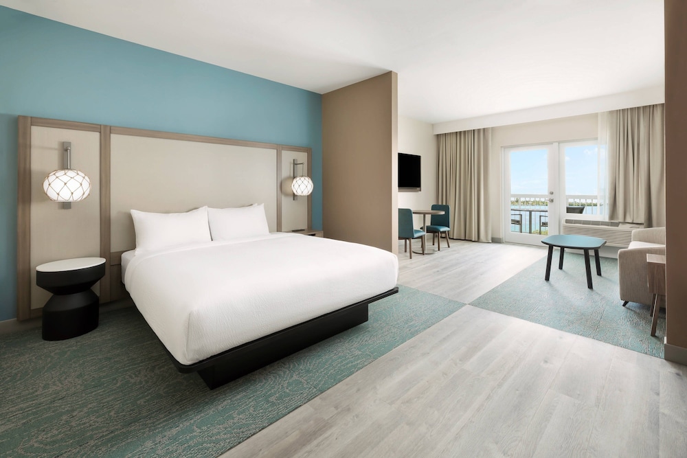 Suite, 1 King Bed with Sofa bed, Balcony, Bay View