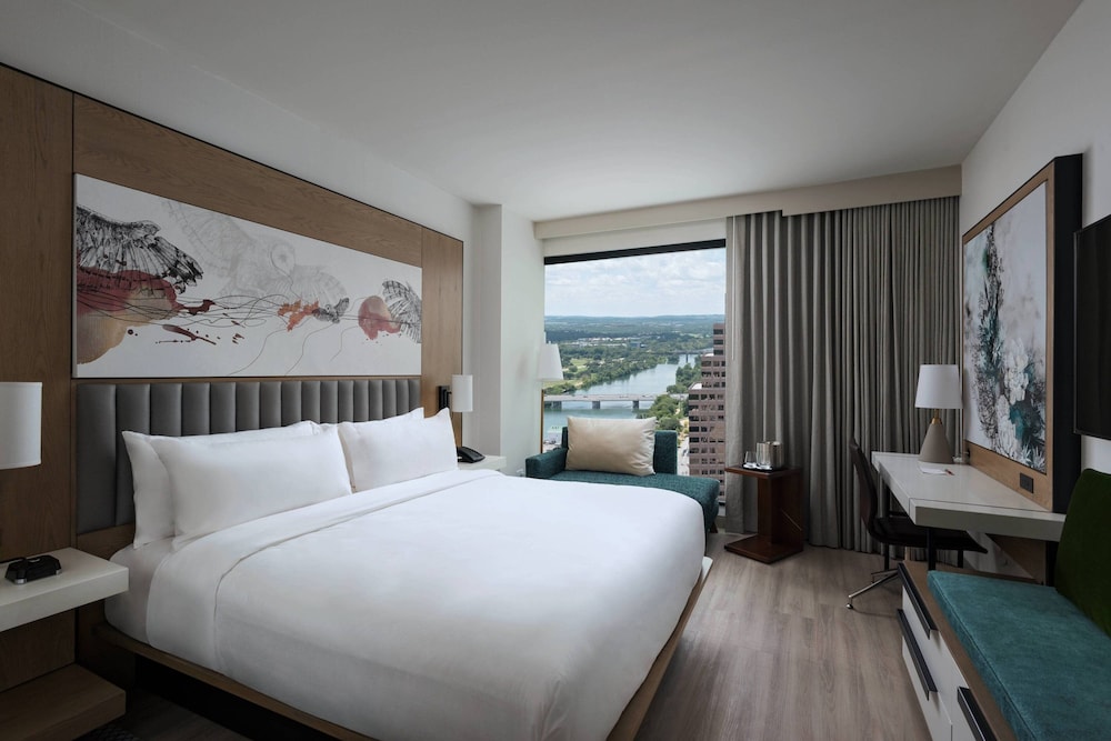 King Room with City View - High Floor/Mobility Accessible with Tub