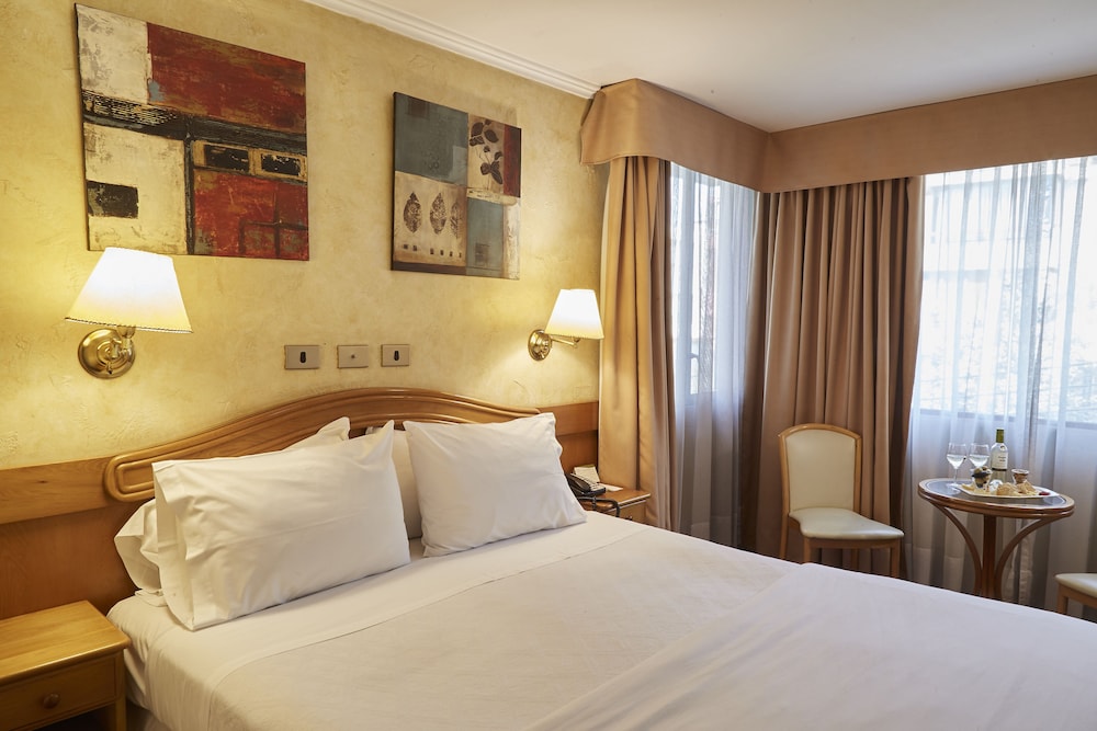 Standard Room, 1 Queen Bed photo 3