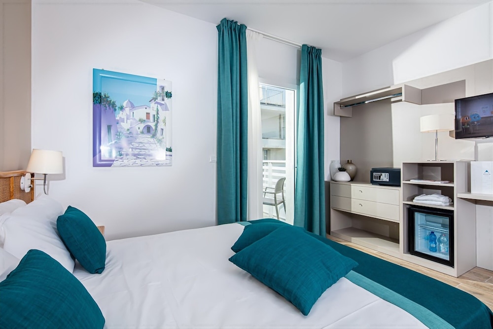 Classic Double or Twin Room, Partial Sea View - Photo 3