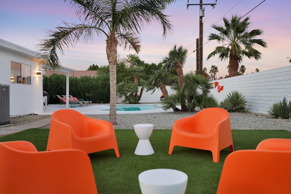House, Multiple Beds, Pool Access, Mountain View (Retro Desert Retreat)