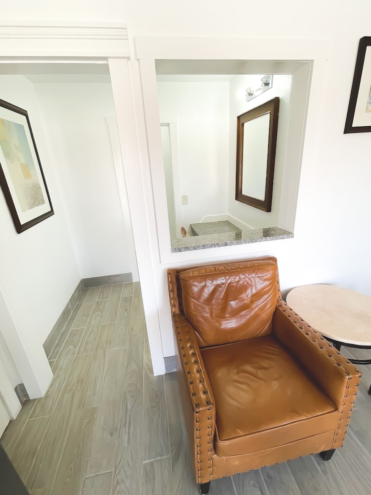 Economy Room, 1 King Bed, Refrigerator & Microwave photo 3