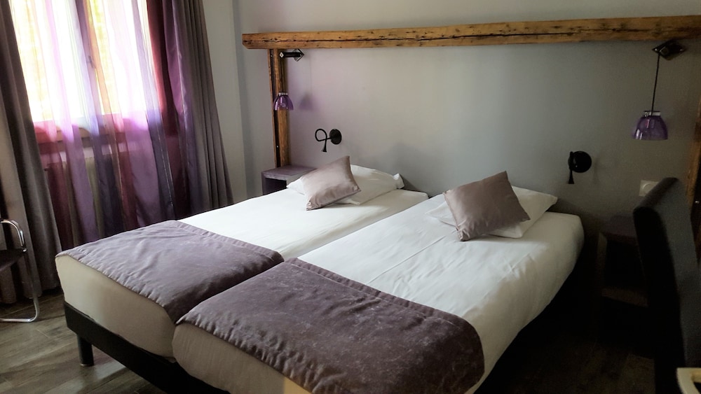 Charm Twin Room photo 2