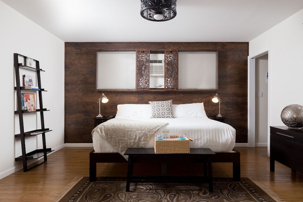 Signature Room, 1 King Bed with Sofa bed, Courtyard View (7) photo 2
