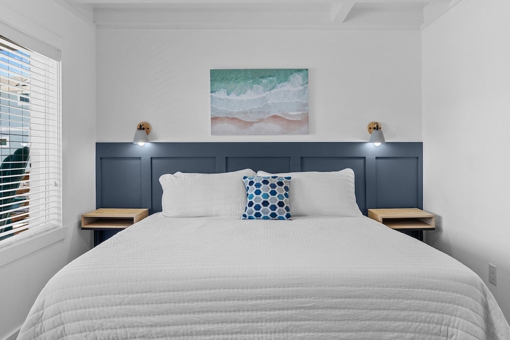 Superior Room, 1 King Bed, Refrigerator & Microwave photo 2
