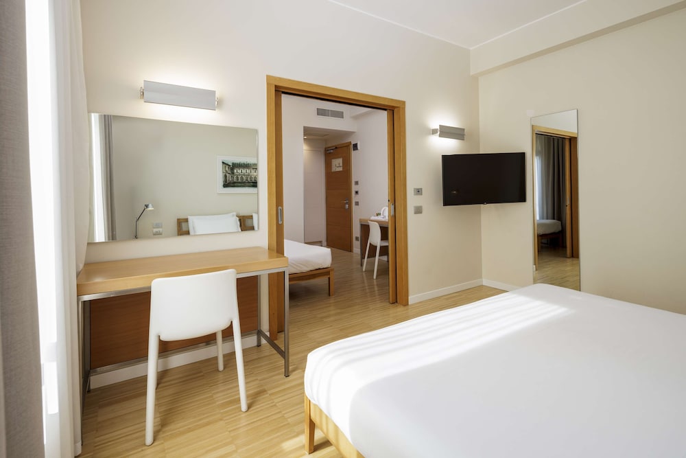 Family Room, Multiple Beds - Photo 7
