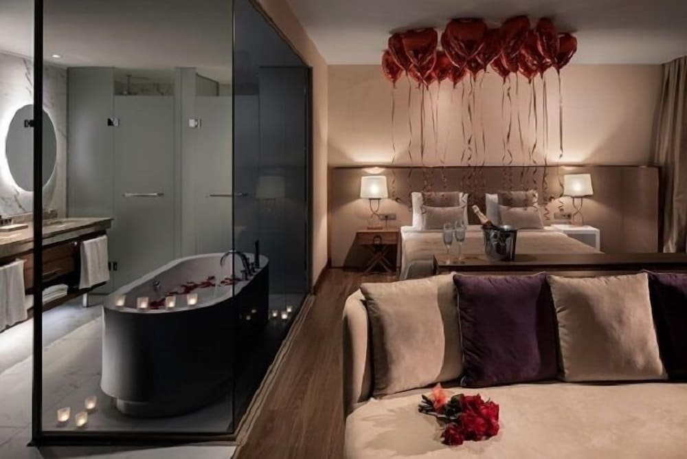 Suite, Corner (Golden Horn View) photo 3