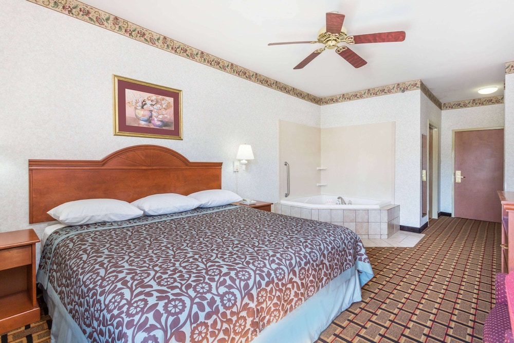 Suite, 1 King Bed, Non Smoking - Photo 1