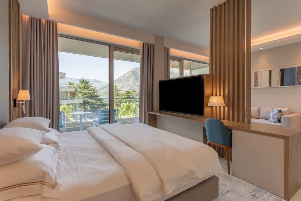 Premium Room, 1 King Bed - Photo 2