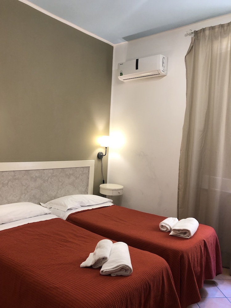 Standard Twin Room - Photo 3
