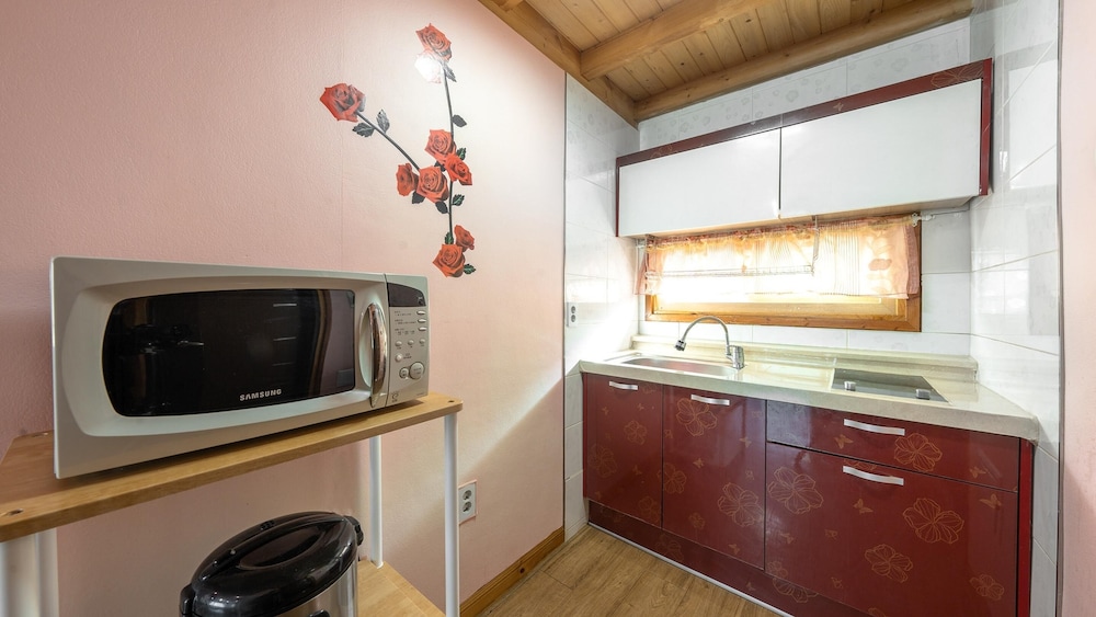 Basic Room, 1 Bedroom (pink) photo 3