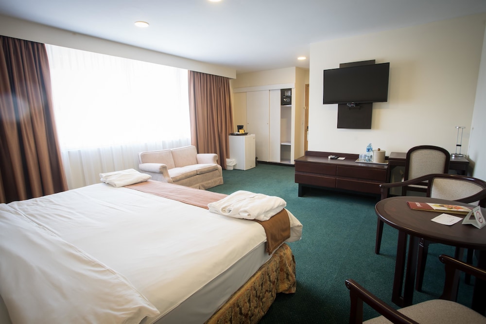 Suite, 1 King Bed, Non Smoking - Photo 5