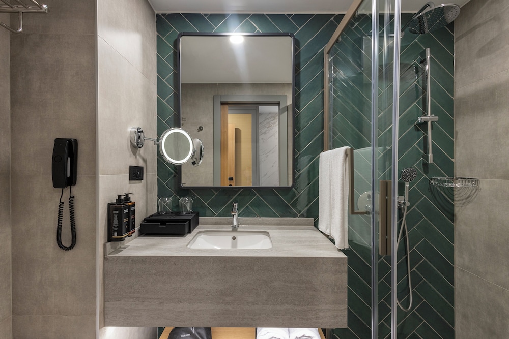 Classic Room, 2 Twin Beds, City View