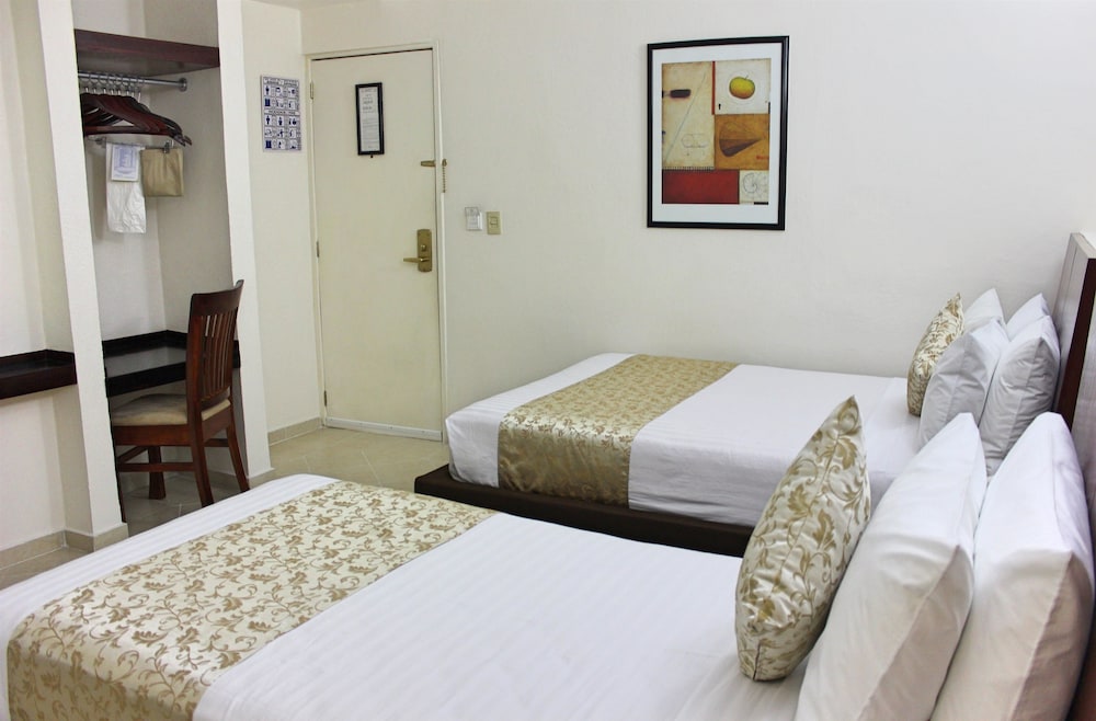 Standard Room, Multiple Beds, Non Smoking photo 2