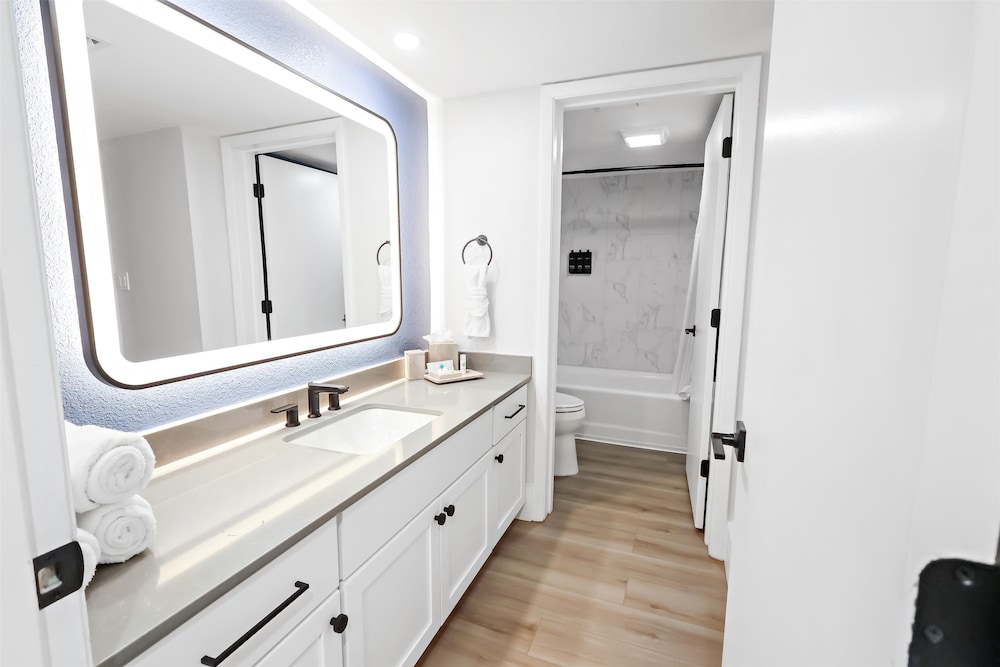 Suite, 2 Bedrooms (1 Queen & 2 Single Beds) - Photo 10