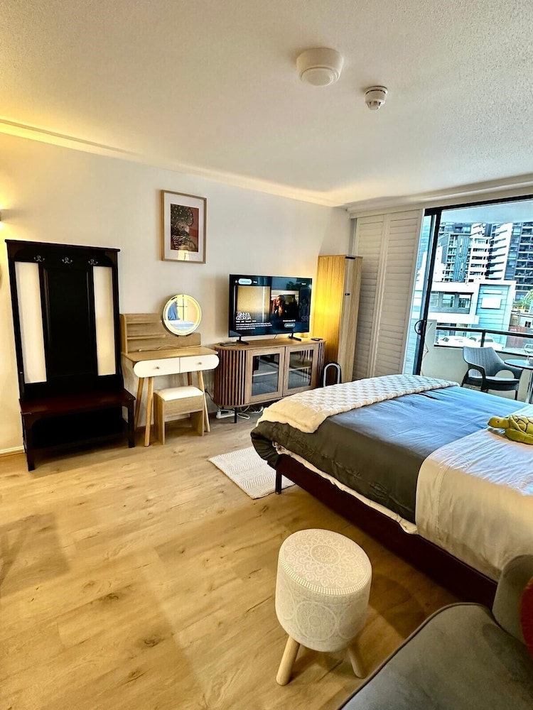 Deluxe Studio, 1 Queen Bed, City View photo 3
