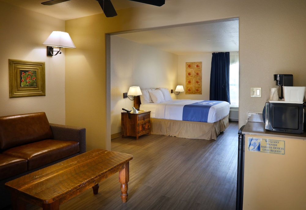 Suite, 1 King Bed, Non Smoking - Photo 11